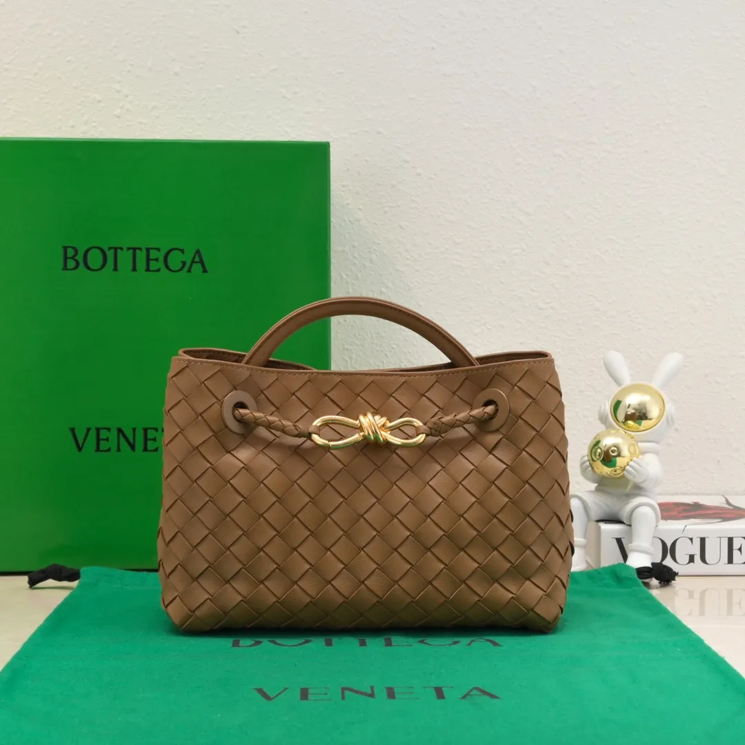 Batch 1860 B's 2023 spring and summer new model continues the brand's woven style with detailed metal knot switch buckles. This time, the shoulder straps are also made into tube weaves, showing different craftsmanship. The carrying method is versatile to create more different looks. Intrecciato woven leather small handbag, equipped with sliding crossbody strap. Internal compartments, including 1 zipper pocket and 2 open pockets with magnetic buckle closure. Size: 25*20*10cm, model: 7463#